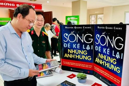 Ra mắt sách 'Sống để kể lại những anh hùng'
