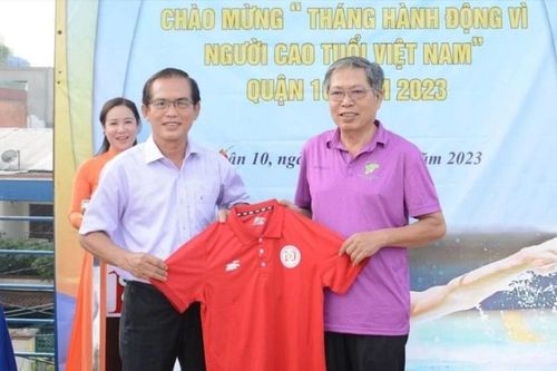 Giao lưu Ngày hội xuống nước nhân Tháng hành động vì người cao tuổi Việt Nam