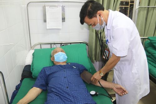 Nâng cao kỹ thuật điều trị, chăm sóc người bệnh bằng y học cổ truyền