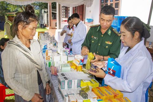 Sắc áo Blouse trắng bên dòng Sekong