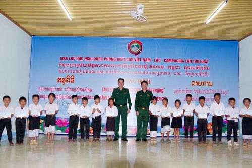 Cùng nhau vun đắp tình đoàn kết, hữu nghị giữa quân và dân ba nước Việt Nam - Lào - Campuchia