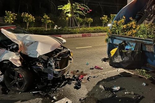Nữ lao công đang thu gom rác bị xe ô tô tông tử vong