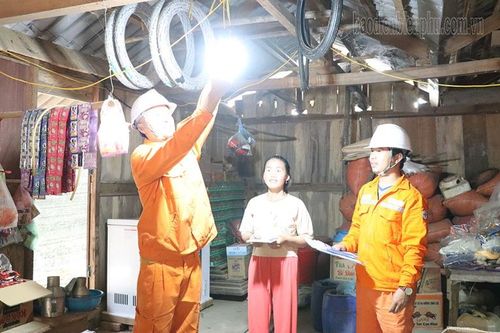 Điện Biên đưa vào vận hành hệ thống điện sinh hoạt bản Huổi Sông