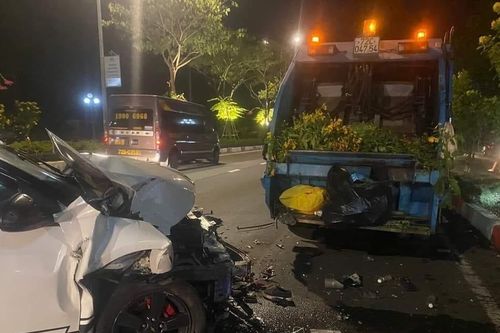 Công nhân thu gom rác tử vong sau khi bị ô tô tông từ phía sau