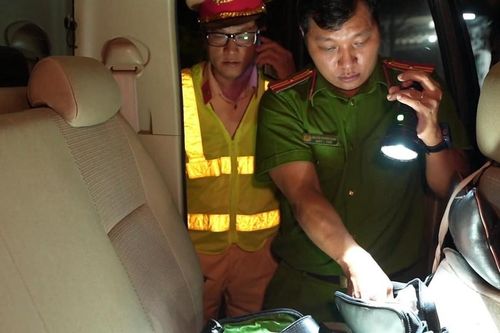 Phát hiện 7 đối tượng dương tính với ma túy, mang theo nhiều súng và dao