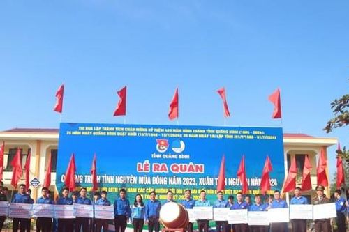 Nhiều món quà, phần việc ý nghĩa trong lễ ra quân Đông - Xuân tình nguyện tại Quảng Bình