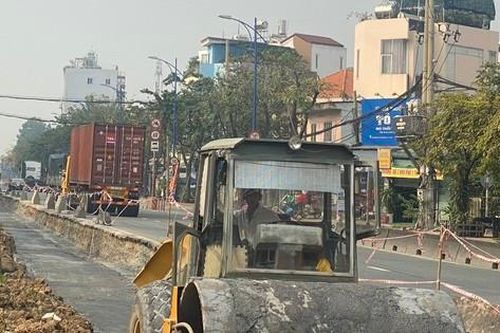 Cận cảnh dự án mở rộng đường vào cảng Cát Lái đang được tái thi công