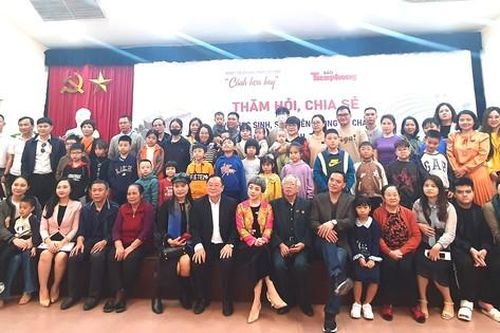 Hình ảnh xúc động tại buổi thăm hỏi học sinh, sinh viên vụ cháy chung cư mini ở Hà Nội