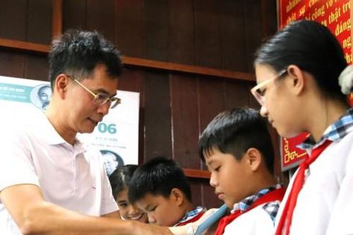 Báo Tiền Phong cùng các nhà hảo tâm trao thẻ bảo hiểm y tế đến các bạn nhỏ khó khăn
