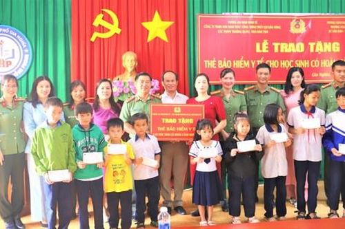 Tặng 84 thẻ bảo hiểm y tế cho học sinh khó khăn ở Đắk Nông