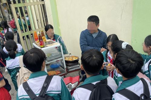 Sau hàng loạt ca ngộ độc, đồ ăn vặt không rõ nguồn gốc vẫn 'bủa vây' cổng trường