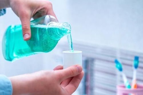 Làm gì nếu bị thổi nồng độ cồn sau khi dùng nước súc miệng?