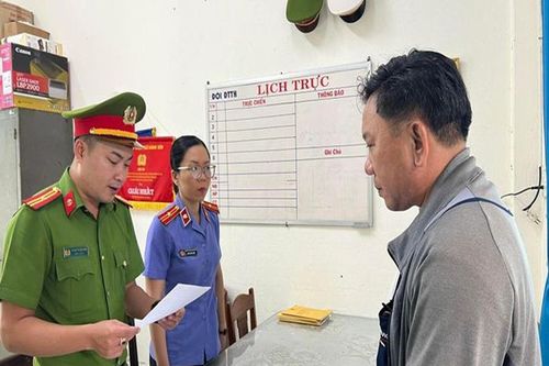 Khởi tố tài xế điều khiển xe đầu kéo lao vào Cảnh sát giao thông