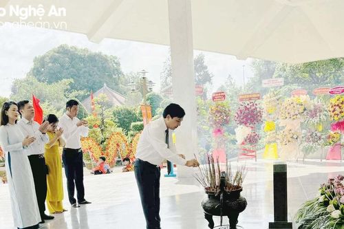 Đoàn công tác tỉnh Nghệ An dâng hương, tưởng niệm 94 năm ngày mất Cụ Phó bảng Nguyễn Sinh Sắc