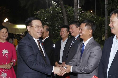 Chủ tịch Quốc hội Vương Đình Huệ đến thăm Đại sứ quán Việt Nam tại Thái Lan