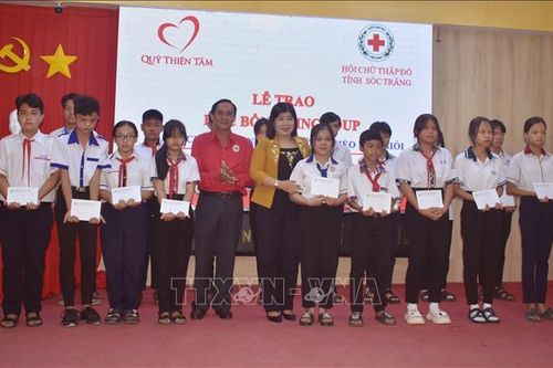 Trao học bổng cho học sinh nghèo vùng dân tộc thiểu số vượt khó học giỏi