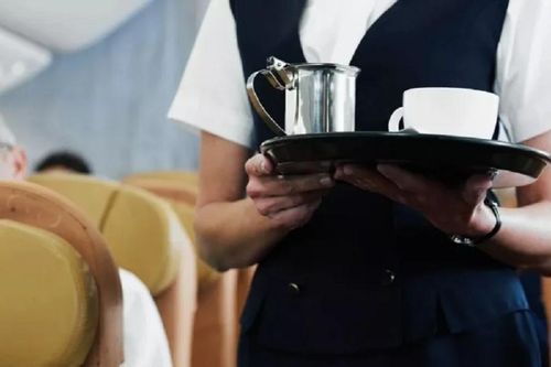 Sự thật 'động trời' ít người biết về những cốc cà phê trên máy bay