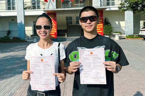 Một cặp đôi Vbiz đăng ký kết hôn sau gần nửa năm làm đám cưới