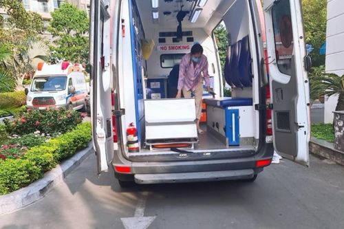 Nam Em xuất hiện trên xe cấp cứu sau nghi vấn sẩy thai?