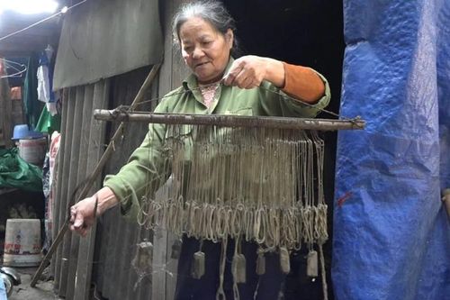 Người phụ nữ hơn 40 năm gắn bó với 'nghề câu xác' trên sông Hồng