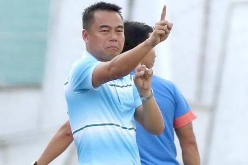 Ông Trần Tiến Đại ở lại cùng CLB CAHN; MU nhận hat-trick giải thưởng