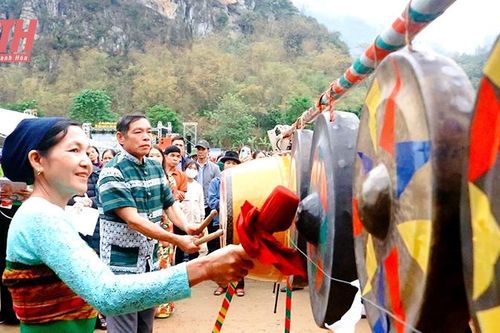 Diễn xướng cồng chiêng của đồng bào dân tộc Thái