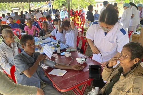 Bác sỹ Việt Nam thăm khám, phát thuốc và tặng quà cho người dân tại Lào