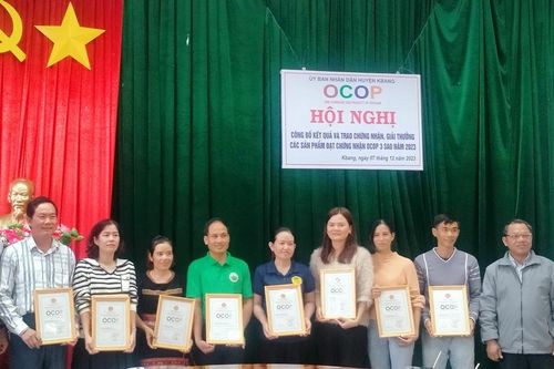 Ia Grai và Kbang trao giấy chứng nhận cho 16 sản phẩm đạt OCOP 3 sao