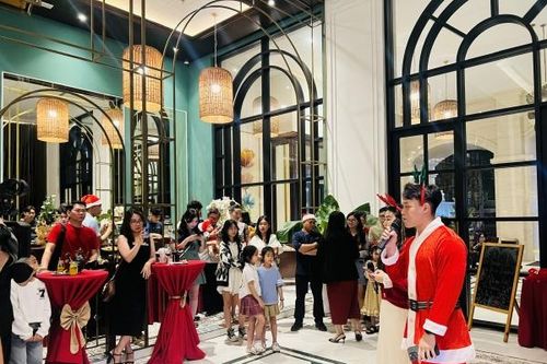 Khách sạn Potique Nha Trang thắp sáng cây thông Noel và gây quỹ từ thiện
