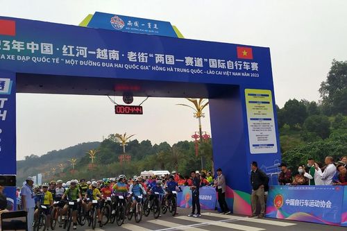 Khai mạc Giải đua xe đạp quốc tế 'Một đường đua - hai quốc gia' năm 2023