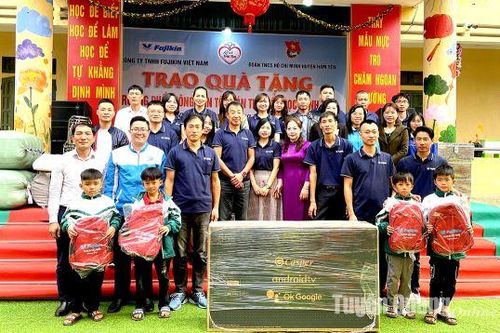 Phối hợp tặng quà tại Trường Phổ thông Dân tộc bán trú Tiểu học Minh Tiến