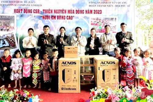 Tặng quà học sinh có hoàn cảnh khó khăn Trường Mầm non Hùng Lợi