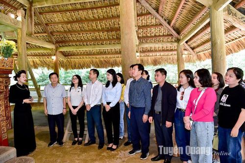 Đoàn công tác Văn phòng Tỉnh ủy Hưng Yên về nguồn tại Khu Di tích quốc gia đặc biệt Tân Trào