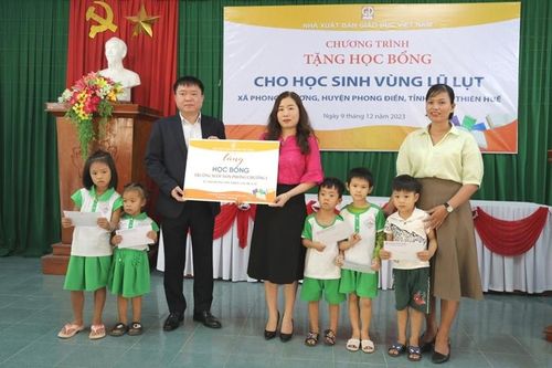 Nhà xuất bản Giáo dục Việt Nam trao 70 suất học bổng cho học sinh Phong Chương