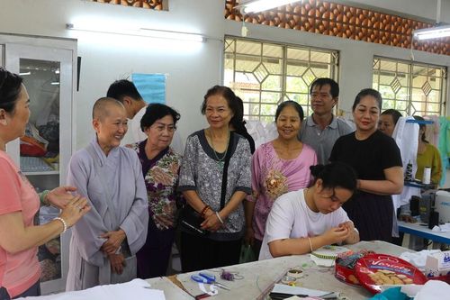 Chùa Linh Phước trao quà đến các em khuyết tật, mồ côi