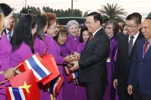 Chủ tịch Quốc hội Vương Đình Huệ gặp gỡ cộng đồng người Việt Nam tại Thái Lan