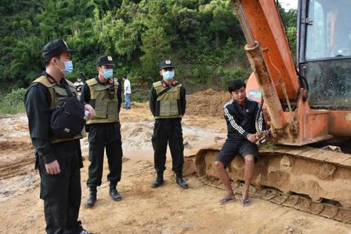 Kiểm tra điểm khai thác khoáng sản trái phép trong rừng, bắt giữ 28 đối tượng