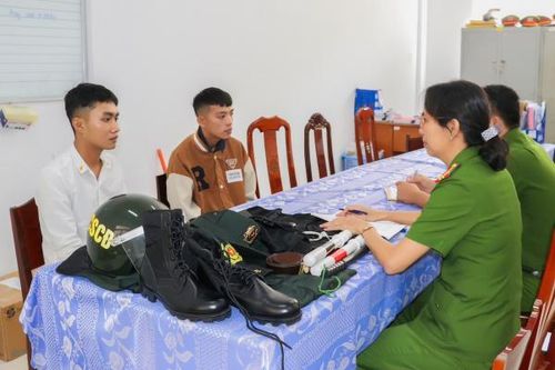 Mua quần áo Cảnh sát cơ động và còng rồi đi 'tuần tra'