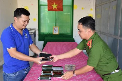Trao trả tài sản 400 triệu đồng cho chủ cửa hàng bị mất trộm