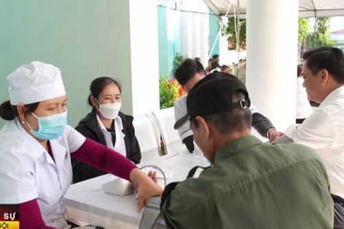 Khám bệnh miễn phí cho người dân tộc thiểu số