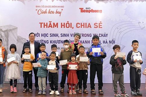 Trao kinh phí hỗ trợ 34 học sinh, sinh viên là nạn nhân vụ cháy chung cư mini ở Khương Hạ