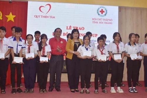 Sóc Trăng: Trao 187 suất học bổng cho học sinh dân tộc thiểu số, vượt khó học giỏi