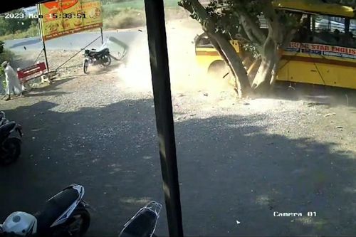 Tài xế mất kiểm soát, xe buýt chở học sinh tông thẳng vào gốc cây