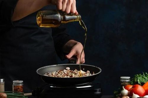 Bí quyết sử dụng dầu ô liu cho món ăn thơm ngon và tốt cho sức khỏe