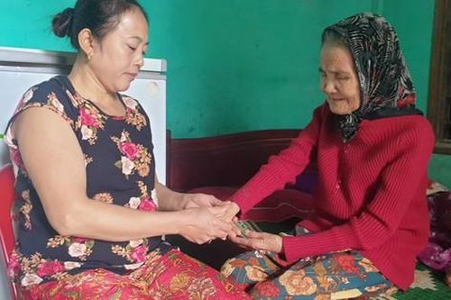 Lãnh đạo Bưu điện tỉnh Quảng Bình đến tận nhà xin lỗi người dân bị 'ăn chặn' tiền trợ cấp