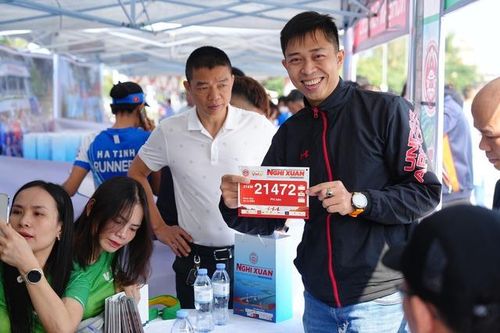 Hàng trăm vận động viên đến nhận số báo danh tại Nghi Xuân Half marathon năm 2023