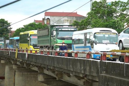 Loạt nhà thầu thi công cầu có tiếng bị điểm tên do chậm trễ tại dự án cải tạo cầu yếu