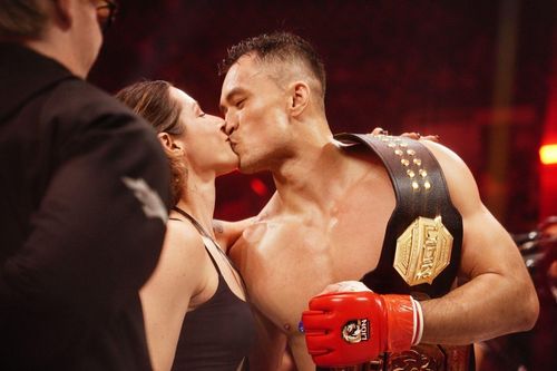 Võ sĩ Việt kiều 'khóa môi' bạn gái khi lần đầu vô địch MMA Việt Nam