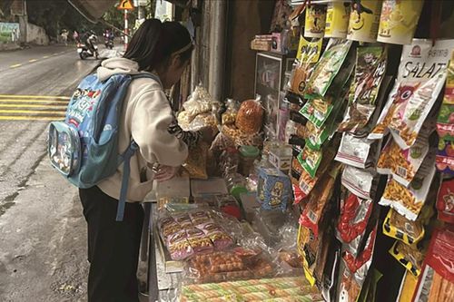Hiểm họa trước cổng trường