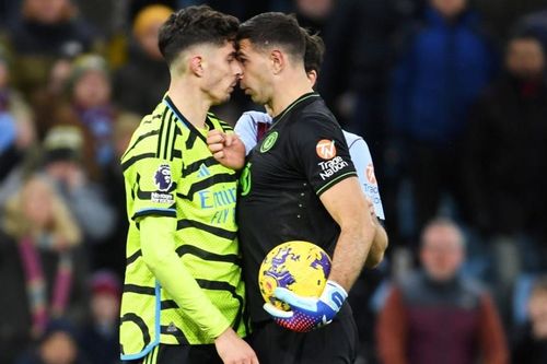 Arsenal gục ngã trước Aston Villa trong trận cầu đầy tranh cãi